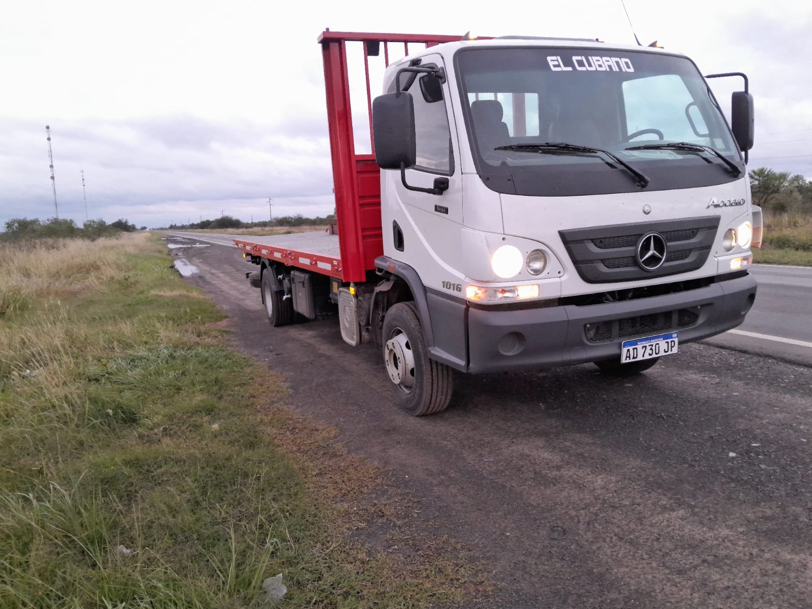 Unidad de remolque de Transporte Los Andes en ruta