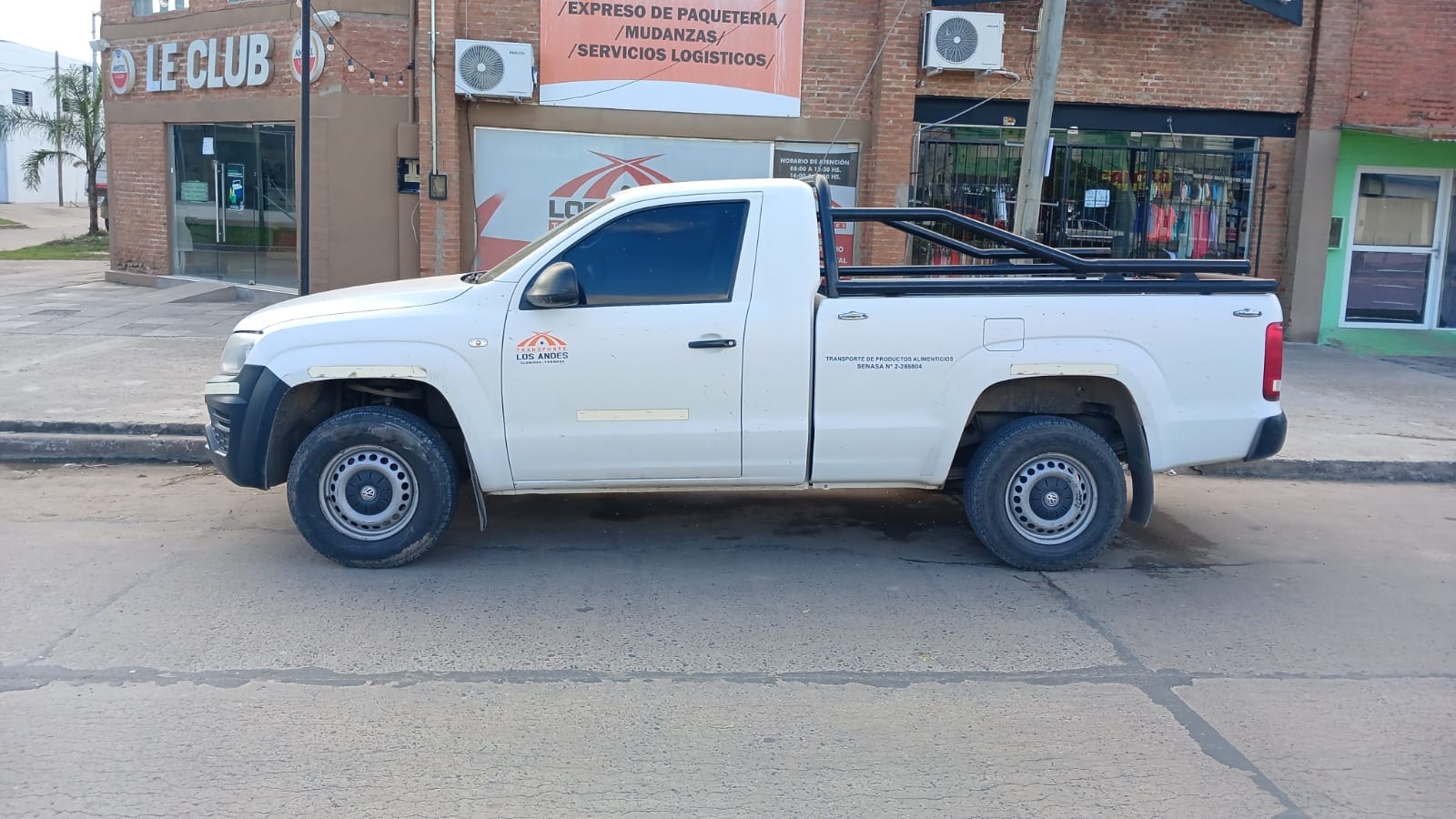 Camioneta de Transporte Los Andes frente a sucursal