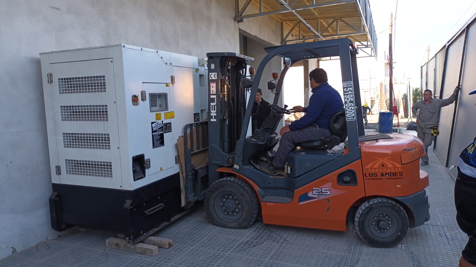 Movimiento de equipamiento con autoelevador